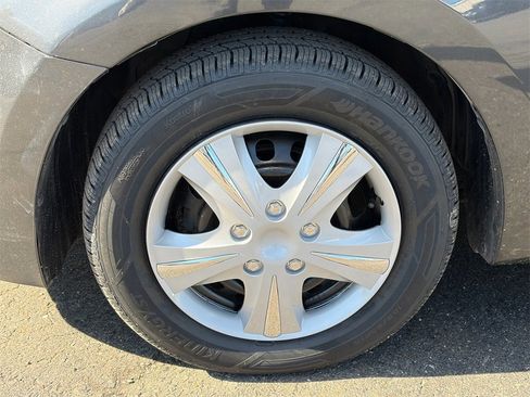 Used 2019 Toyota Yaris L image 9