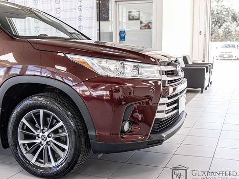 Used 2019 Toyota Highlander XLE AWD/4WD image 4