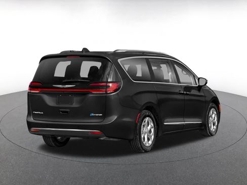Used 2023 Chrysler Pacifica Touring-L FWD image 2
