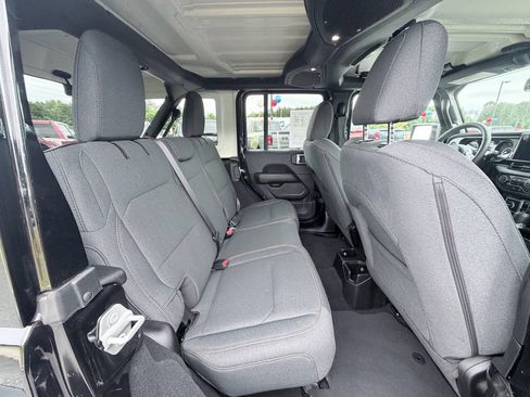 Used 2026 Jeep Wrangler Unlimited Sahara AWD/4WD image 26