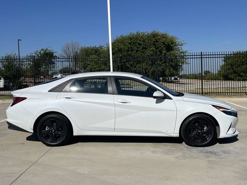 Used 2022 Hyundai Elantra SEL w/ Convenience Package FWD image 3