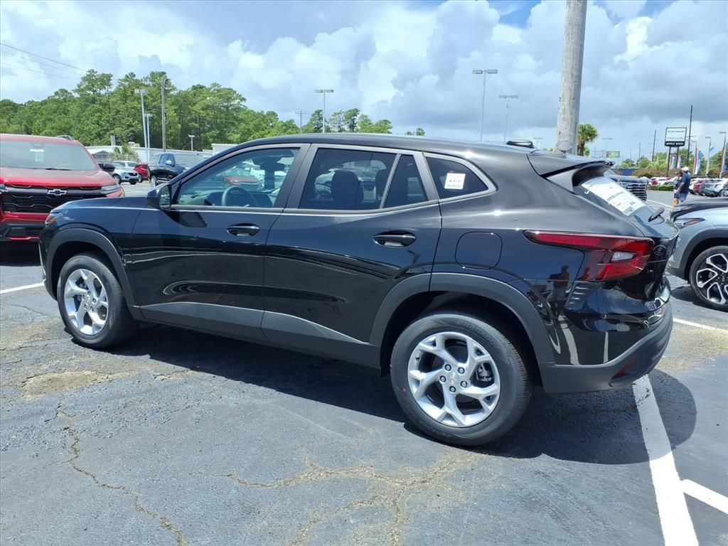 New 2026 Chevrolet Trax LS w/ LS Convenience Package FWD image 5