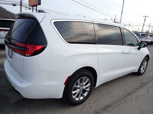 New 2026 Chrysler Pacifica Select image 7