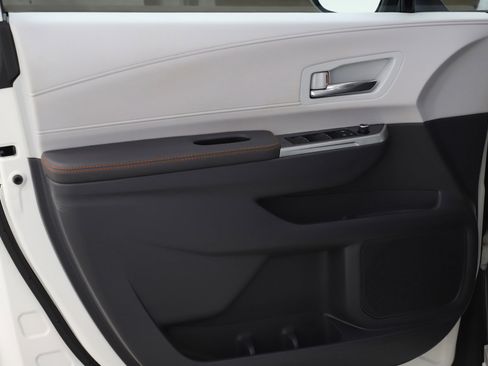 Used 2024 Toyota Sienna XSE image 22