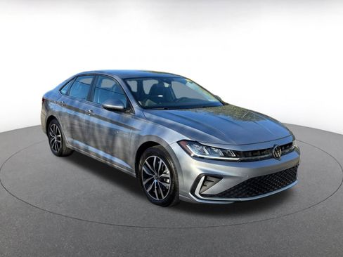 Used 2025 Volkswagen Jetta SE image 1