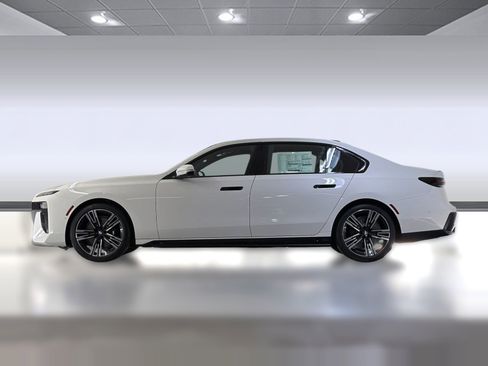 New 2026 BMW 740i image 2