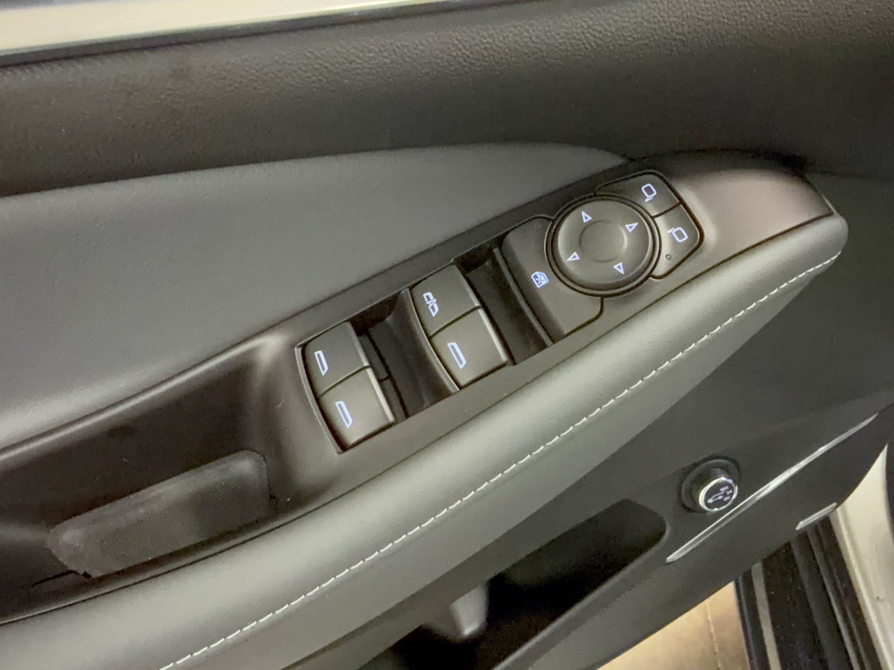 Used 2020 Buick Enclave Essence w/ LPO, Touring Package FWD image 15