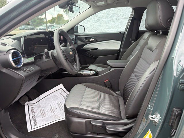 Used 2025 Chevrolet Trax LT FWD image 13