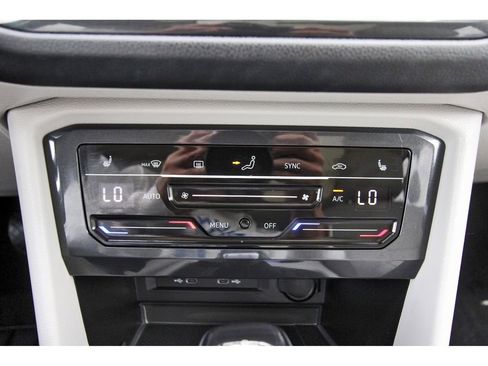 Used 2024 Volkswagen Tiguan SE w/ Panoramic Sunroof Package AWD/4WD image 26