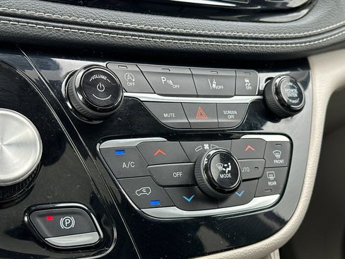 Used 2023 Chrysler Pacifica Limited FWD image 21