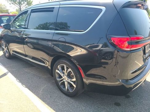 Used 2022 Chrysler Pacifica Pinnacle AWD/4WD image 2