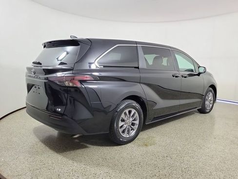Used 2025 Toyota Sienna LE FWD image 5