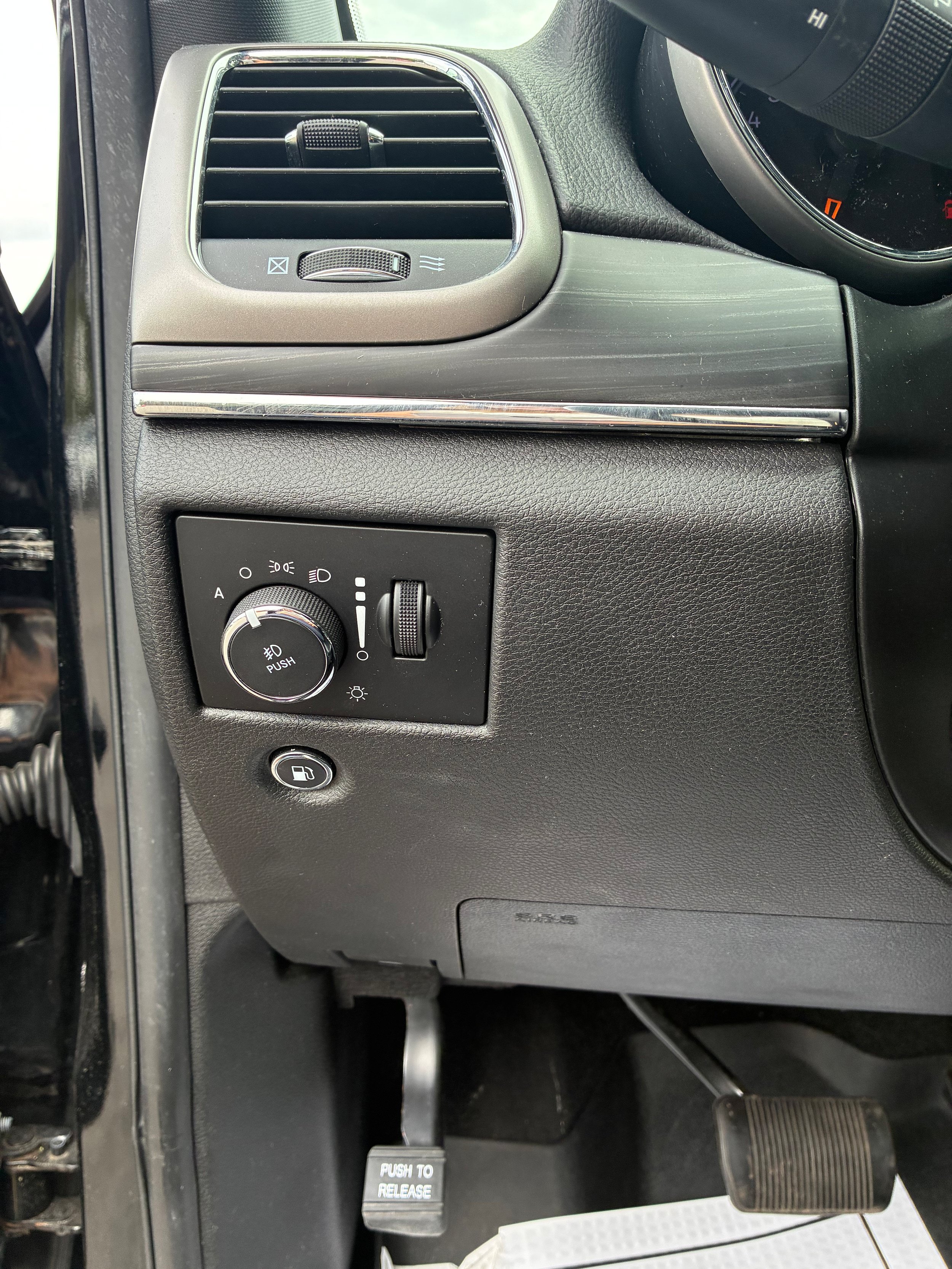 Used 2019 Jeep Grand Cherokee Limited AWD/4WD image 11