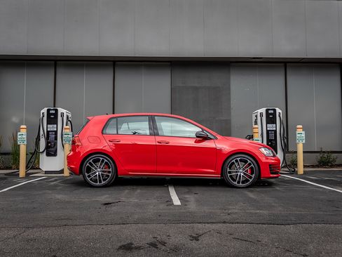 Used 2017 Volkswagen GTI SE FWD image 6