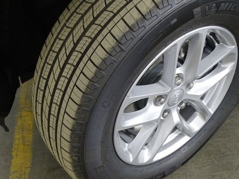 New 2025 Jeep Grand Cherokee L Laredo image 42