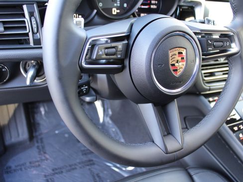 Certified 2025 Porsche Macan image 18