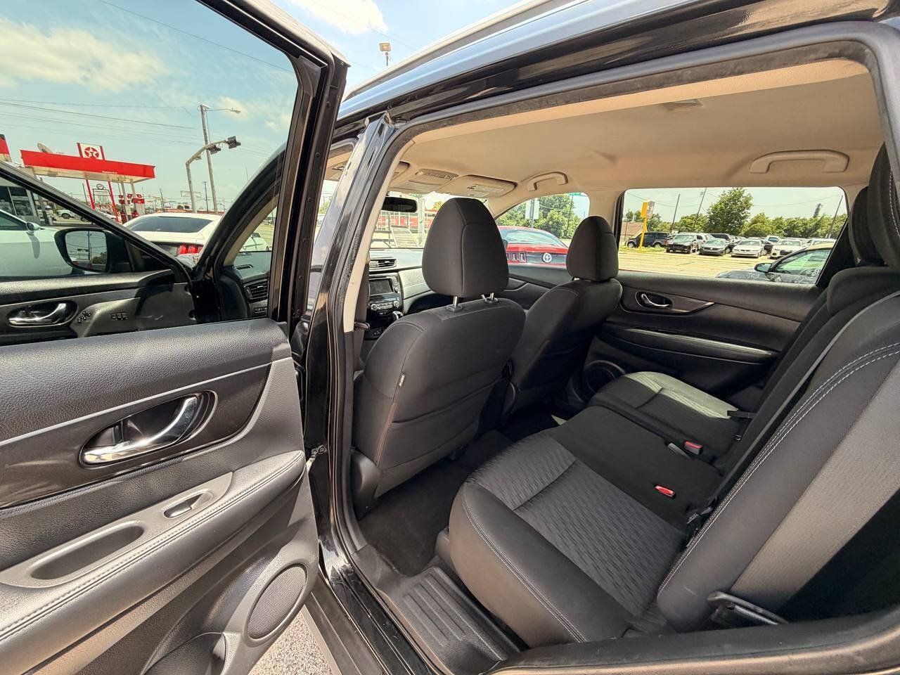 Used 2018 Nissan Rogue SV w/ Premium Package FWD image 12