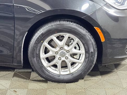 Used 2023 Chrysler Pacifica Touring-L FWD image 21