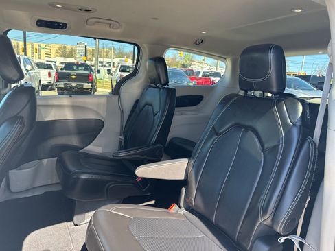 Used 2024 Chrysler Pacifica Touring-L image 26