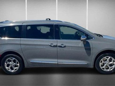 Used 2021 Chrysler Pacifica Limited w/ Premium & Safety Sphere Group AWD/4WD image 4