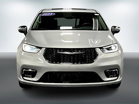 Used 2023 Chrysler Pacifica Limited image 2