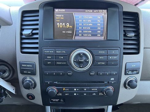 Used 2009 Nissan Pathfinder SE image 25