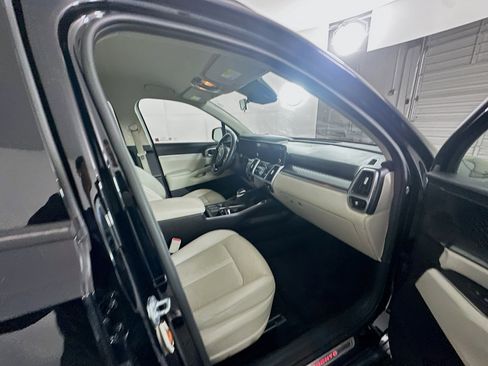 Used 2023 Kia Sorento S image 30