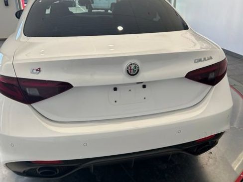 Used 2022 Alfa Romeo Giulia Veloce AWD/4WD image 6