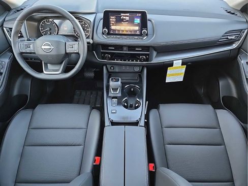 Used 2025 Nissan Rogue SV w/ SV Premium Package image 16