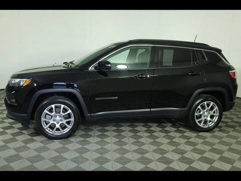 Used 2023 Jeep Compass Latitude AWD/4WD image 15