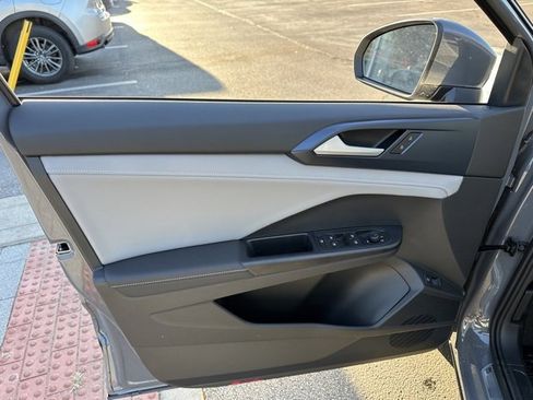 New 2024 Volkswagen Taos SE image 10