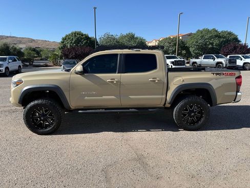 Used 2018 Toyota Tacoma TRD Off-Road AWD/4WD image 8