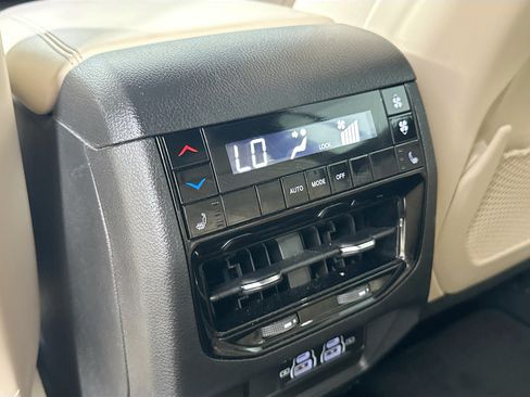 Used 2023 Jeep Grand Cherokee L Limited w/ Luxury Tech Group II RWD image 25