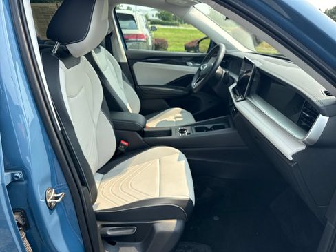 Used 2025 Volkswagen Tiguan SE w/ Panoramic Sunroof Package AWD/4WD image 42