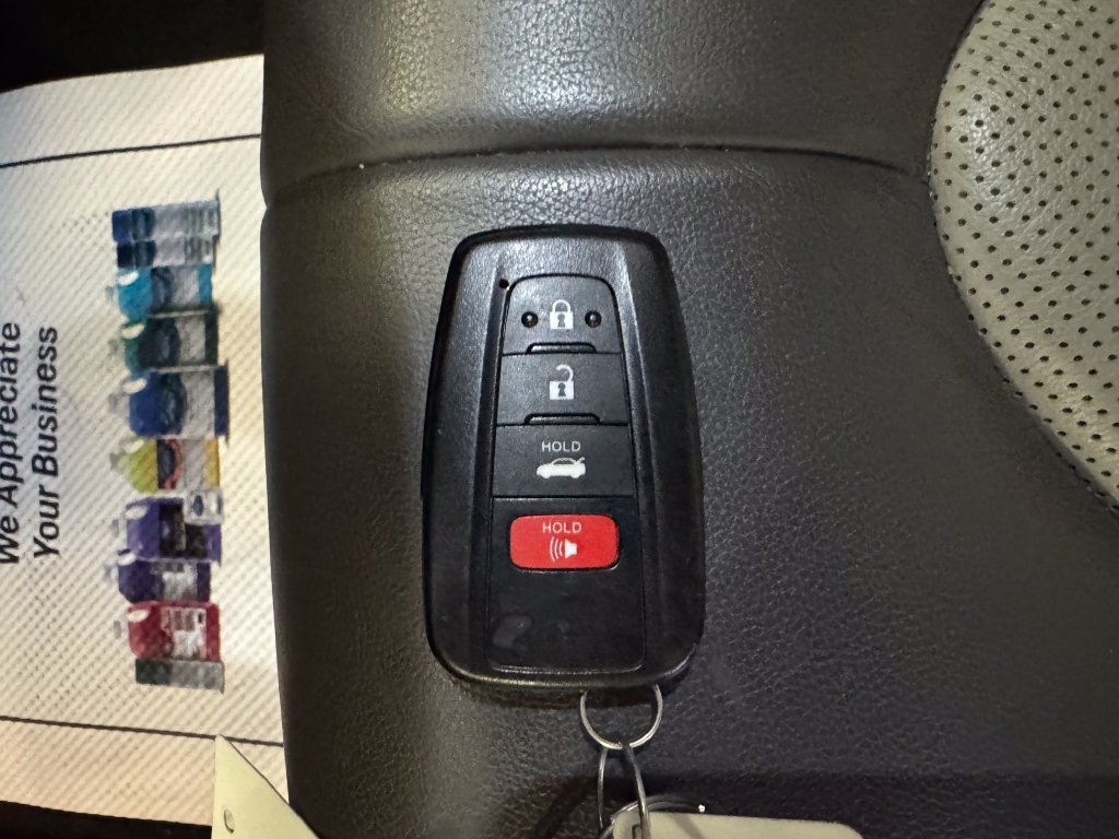 Used 2019 Toyota Camry XLE w/ Navigation Package FWD image 17