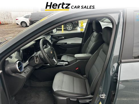 Used 2025 Chevrolet Trax LT w/ LT Convenience Package image 7