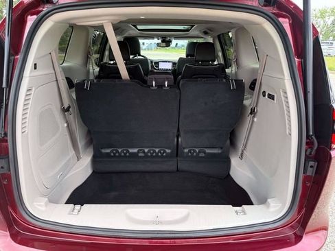 Used 2022 Chrysler Pacifica Limited FWD image 12