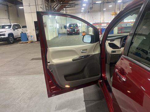 Used 2020 Toyota Sienna XLE Premium w/ Carpet Mat Package FWD image 23