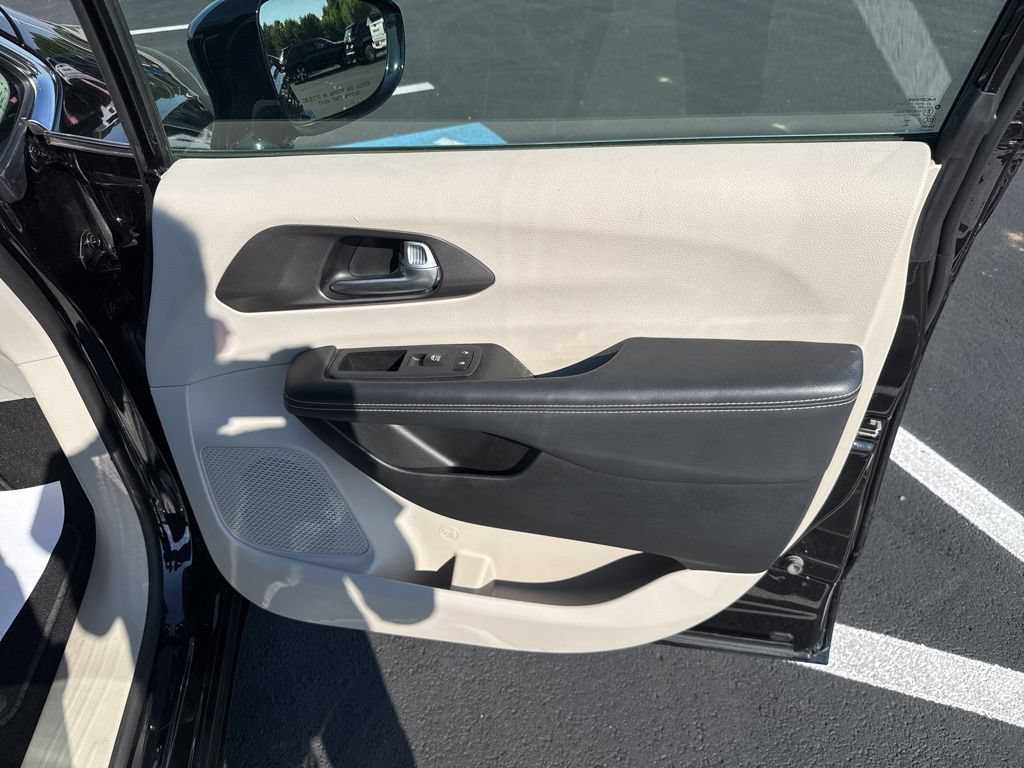 Used 2024 Chrysler Pacifica Limited FWD image 13