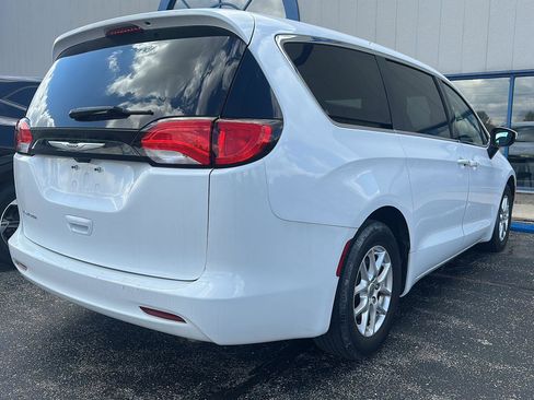 Used 2022 Chrysler Voyager LX image 5