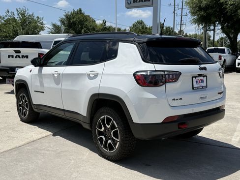 Used 2025 Jeep Compass Trailhawk AWD/4WD image 9