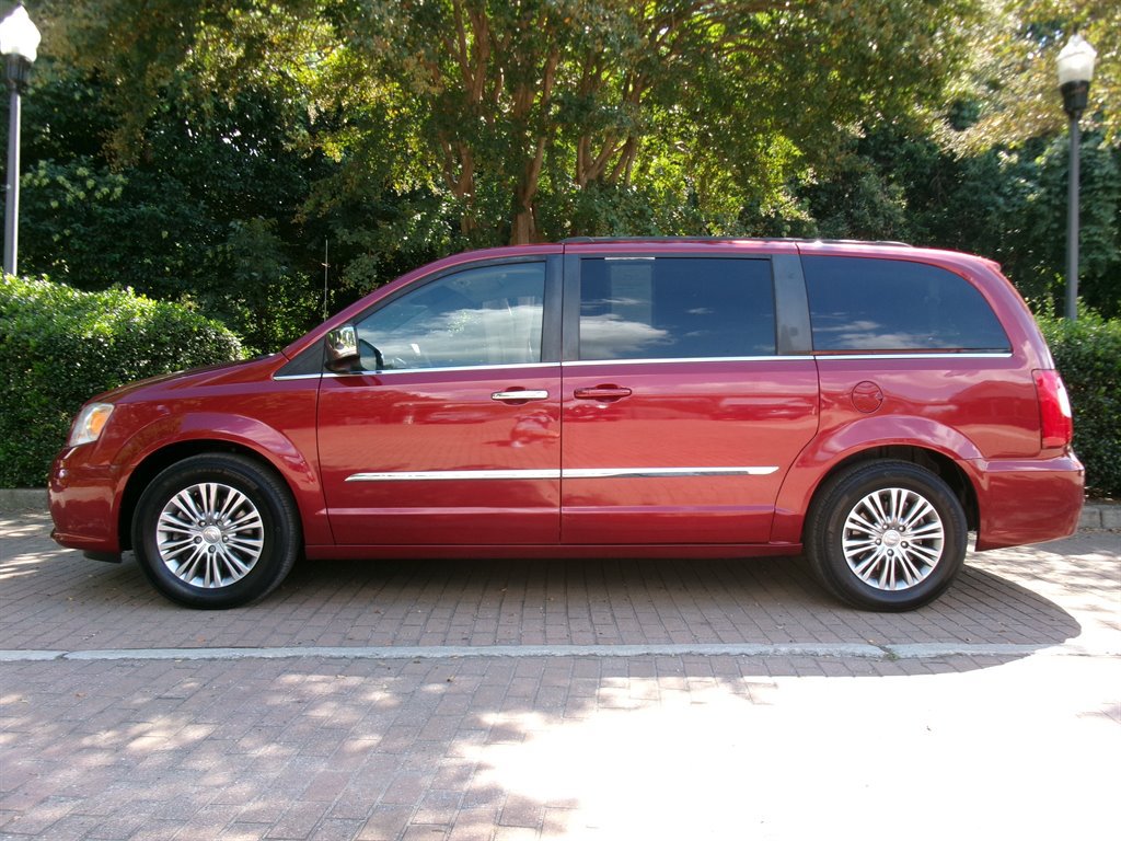 Used 2013 Chrysler Town & Country Touring-L w/ Driver Convenience Group FWD image 8
