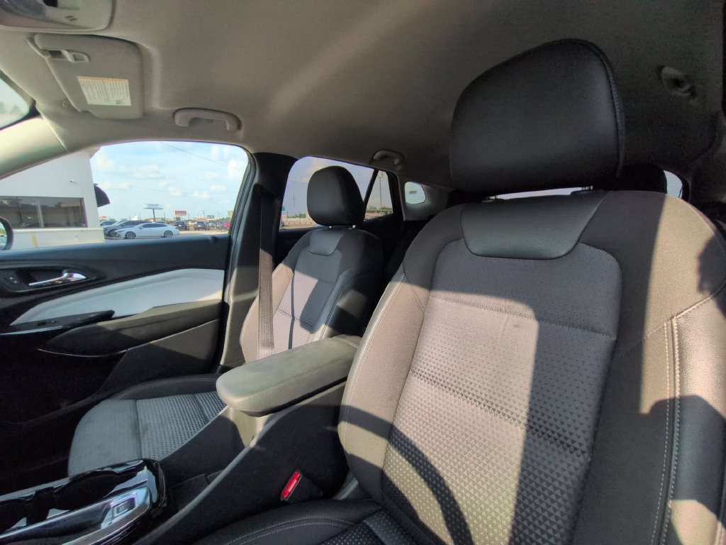 Used 2025 Chevrolet Trax LT w/ LT Convenience Package FWD image 24
