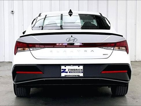 Used 2025 Hyundai Elantra SEL image 4