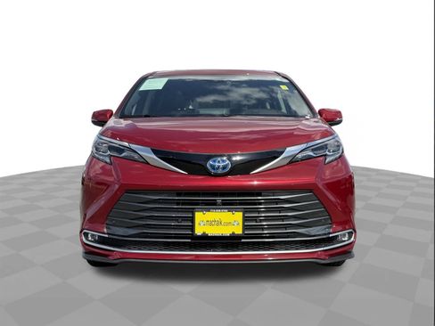 Used 2024 Toyota Sienna Platinum AWD/4WD image 8