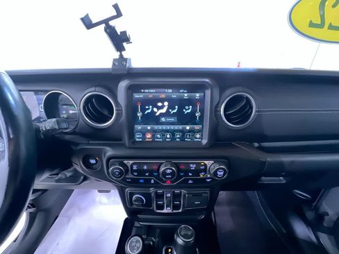 Used 2022 Jeep Wrangler Unlimited Sahara w/ Cold Weather Group AWD/4WD image 29