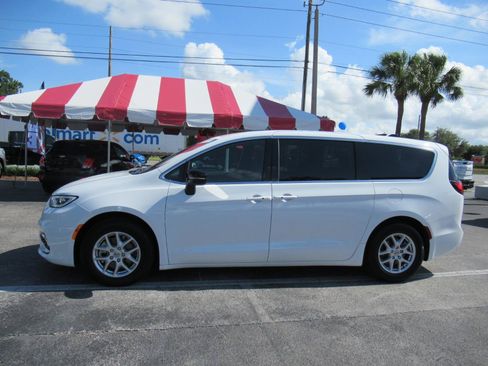 Used 2025 Chrysler Pacifica Select FWD image 2