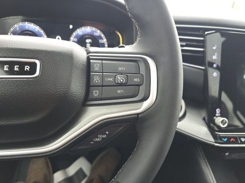 Certified 2025 Jeep Wagoneer Series II w/ Convenience Group I image 15