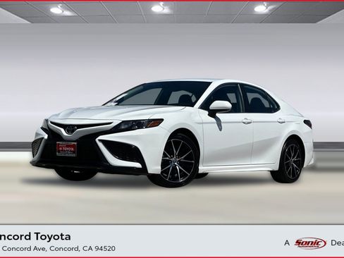 Used 2024 Toyota Camry SE FWD image 1