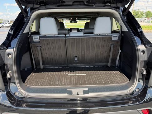 Used 2022 Toyota Highlander XLE AWD/4WD image 37